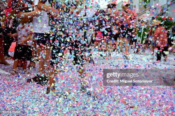 the battle of confetti - fiesta of san fermin stockfoto's en -beelden