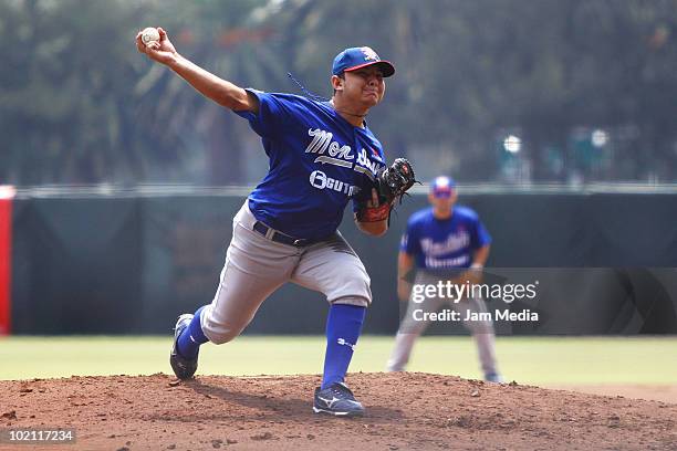 Irving Jimenez of Acereros de Monclova in action against Diablos Rojos during their match at the end of the 2010 Liga Mexicana de Beisebol serie at...