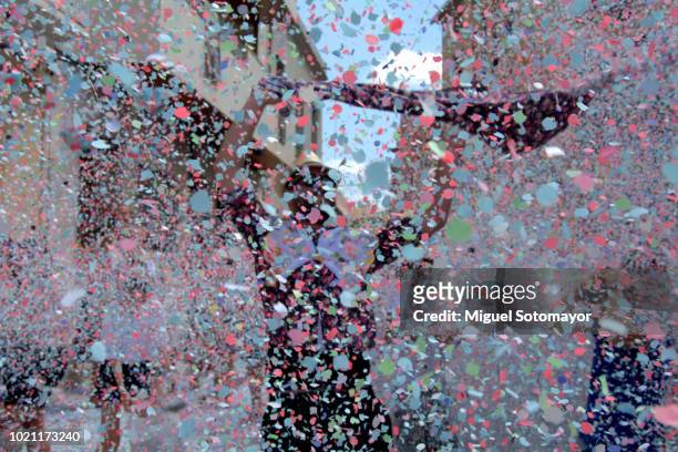 the battle of confetti - carnaval feestelijk evenement stockfoto's en -beelden