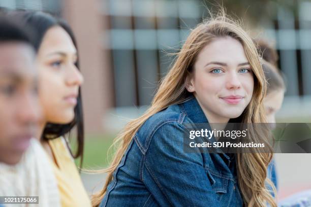 adolescente al aire libre en el campus de la escuela - blond hair girl fotografías e imágenes de stock