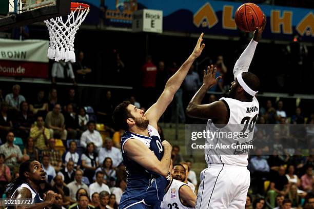 Elton Brown of Brose Baskets is challenged by Dragan Labovic of Frankfurt during game four of the Beko Basketball Bundesliga play off finals between...