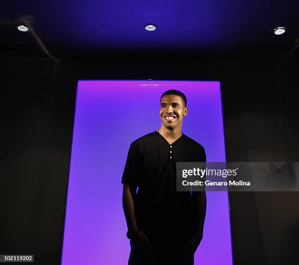Drake Rapping Poses 6,252 Drake Portrait Stock Photos, High-Res Pictures, and Images ...