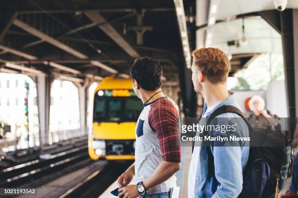 en attente sur la plate-forme pour le train - sydney photos et images de collection
