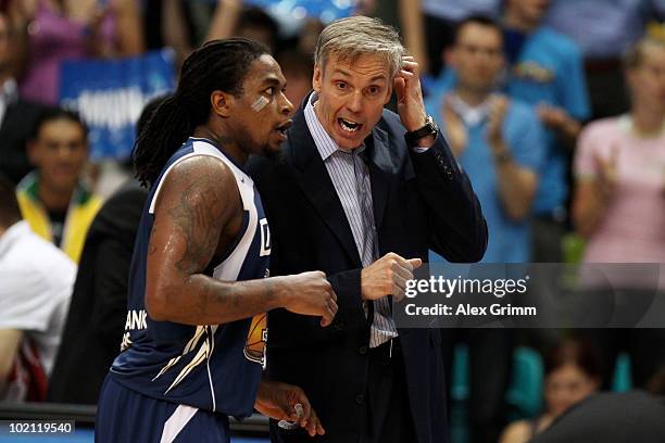 Head coach Gordon Herbert of Frankfurt talks to Aubrey Reese during game four of the Beko Basketball Bundesliga play off finals between Deutsche Bank...