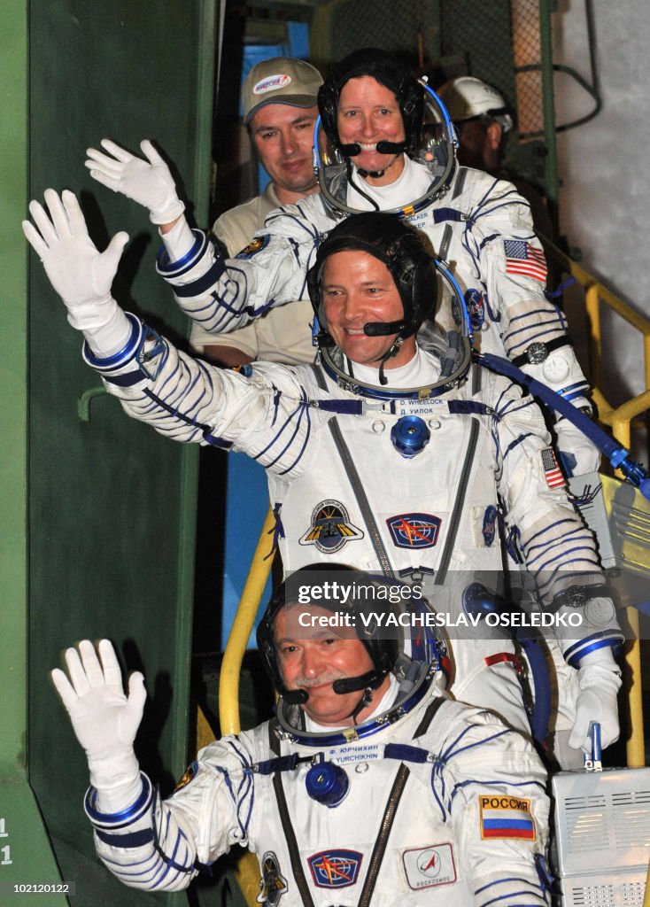 US astronauts Doug Wheelock (C), Shannon