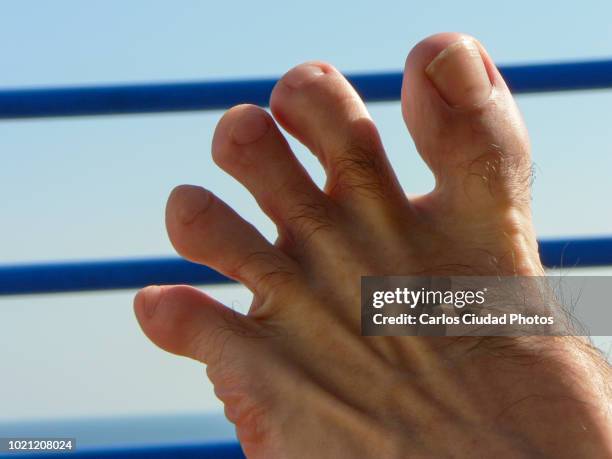 detail of male foot with separated toes - teen stockfoto's en -beelden