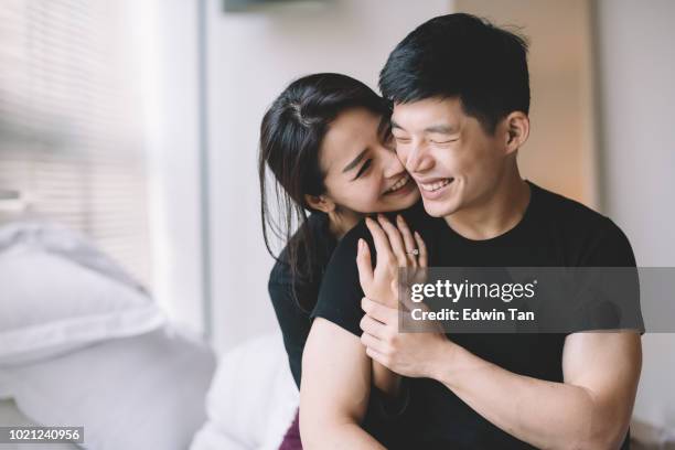 asiatische chinesische paar umarmt und bonding zeit - asien stock-fotos und bilder
