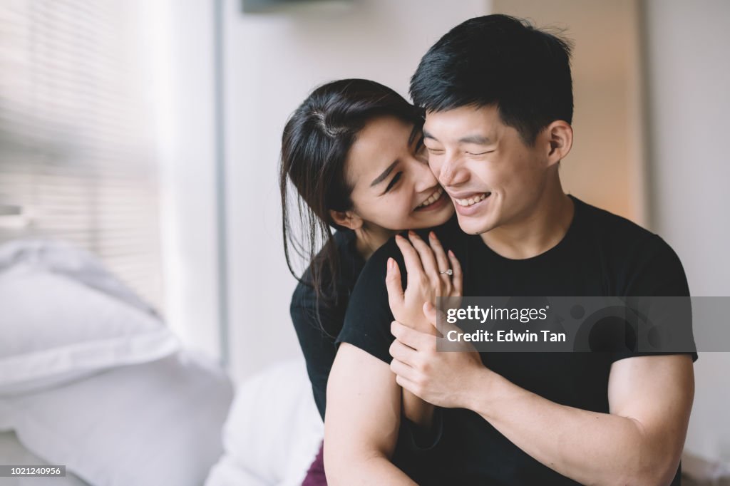 Couple chinois asiatique étreintes et les temps de liaison