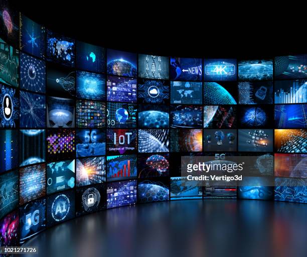 pared video de concepto de los medios de comunicación con pantallas pequeñas - arts culture and entertainment fotografías e imágenes de stock