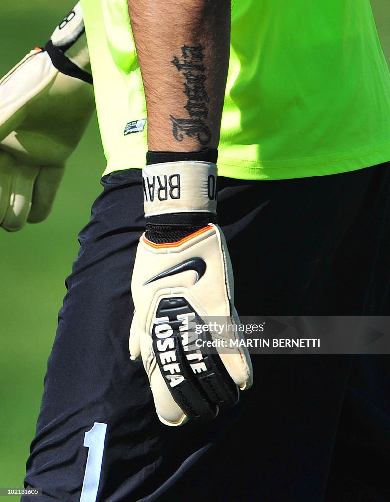 Picture of a glove of Chilean national g