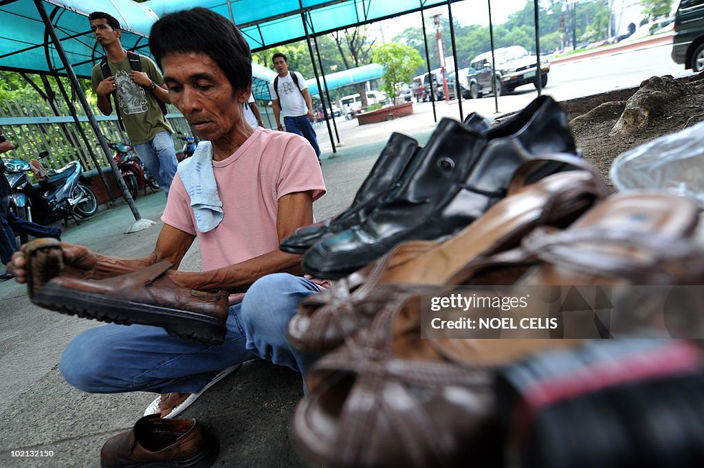 Shoe polisher Eddie Aguilar, 63yrs old,