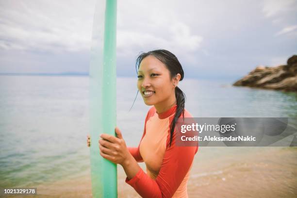 surfen minnaar - surfer wetsuit stockfoto's en -beelden