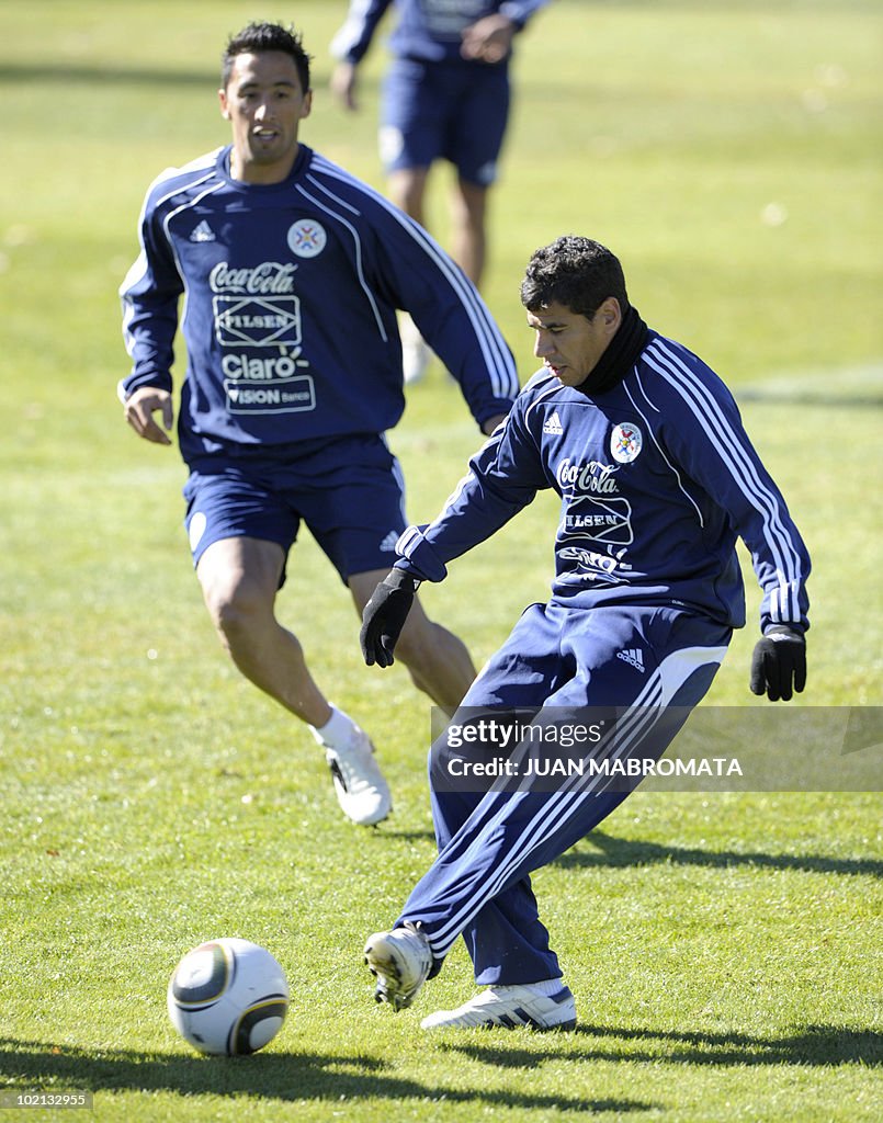 Paraguay's defender Carlos Bonet (R) str