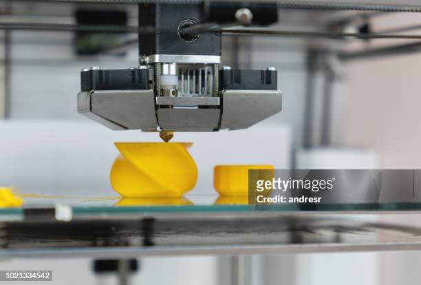 close-up op een 3d-printer afdrukken een prototype - 3d printen factory stockfoto's en -beelden