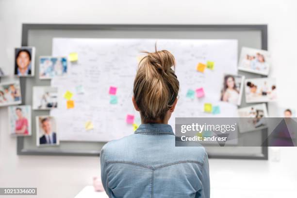 kreative geschäftsfrau brainstorming im büro über ein whiteboard - design thinking stock-fotos und bilder