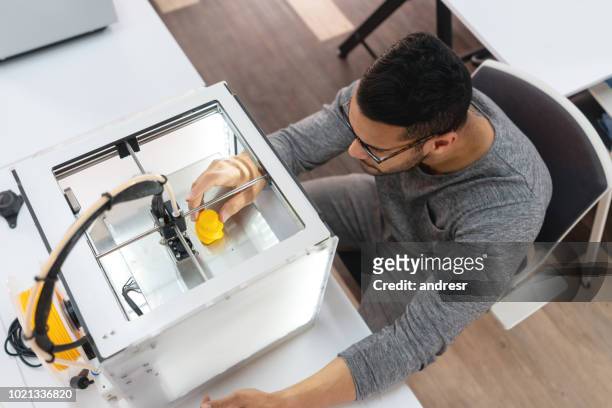 man met behulp van een 3d-printer - 3d printen factory stockfoto's en -beelden