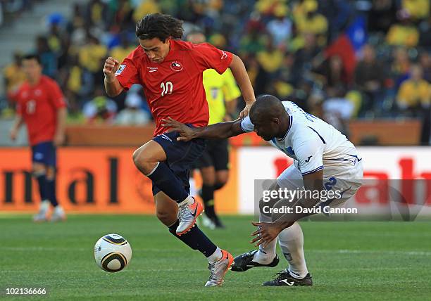 Rodrigo Millar of Chile evades the challenge by Osman Chavez of Honduras during the 2010 FIFA World Cup South Africa Group H match between Honduras...