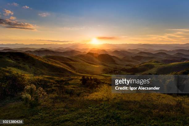 tramonto sulle montagne serra da beleza, tra gli stati di rio de janeiro e minas gerais - valley foto e immagini stock