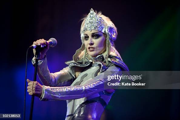 Siobhan Fahey Of Shakespeares Sister Performs On The Big Top Stage On siobhan-fahey-of-shakespeares-sister-performs-on-the-big-top-stage-on