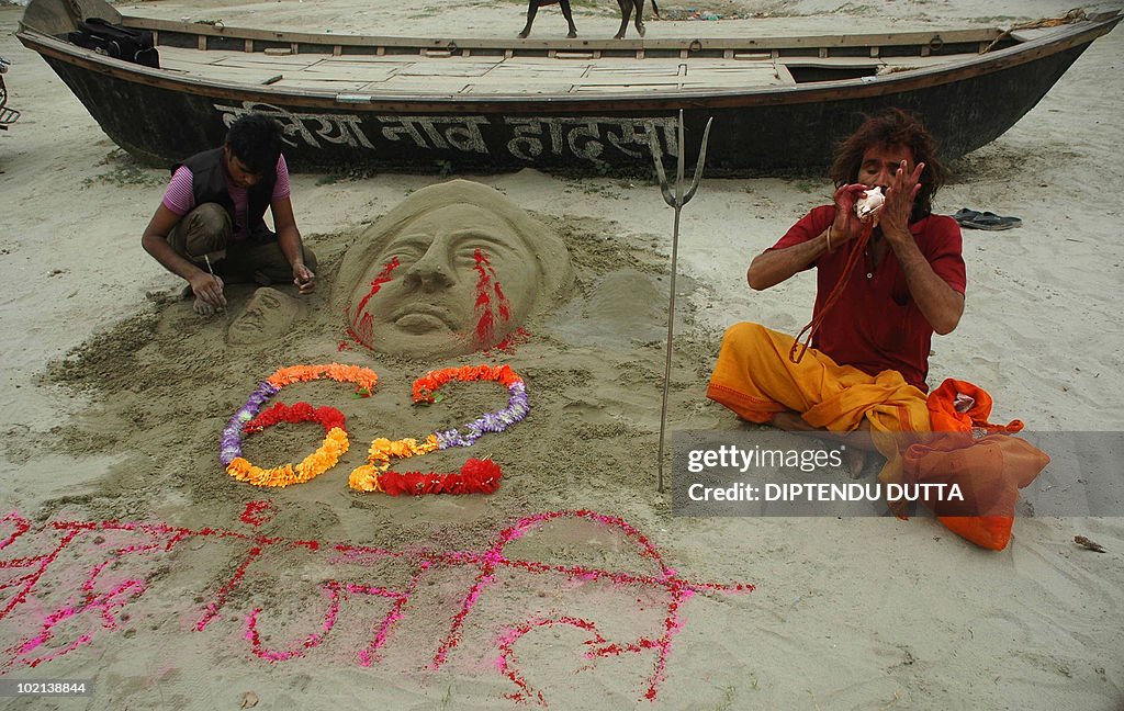 Indian sand artist Rajkumar Chittera (L)