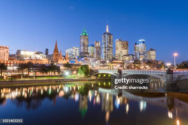 sonnenuntergang über melbourne und yarra river - melbourne skyline stock-fotos und bilder