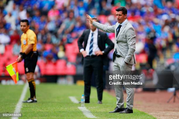 Gustavo Diaz, Coach Leon gives directions during the fifth round match between Cruz Azul and Leon as part of the Torneo Apertura 2018 Liga M at...