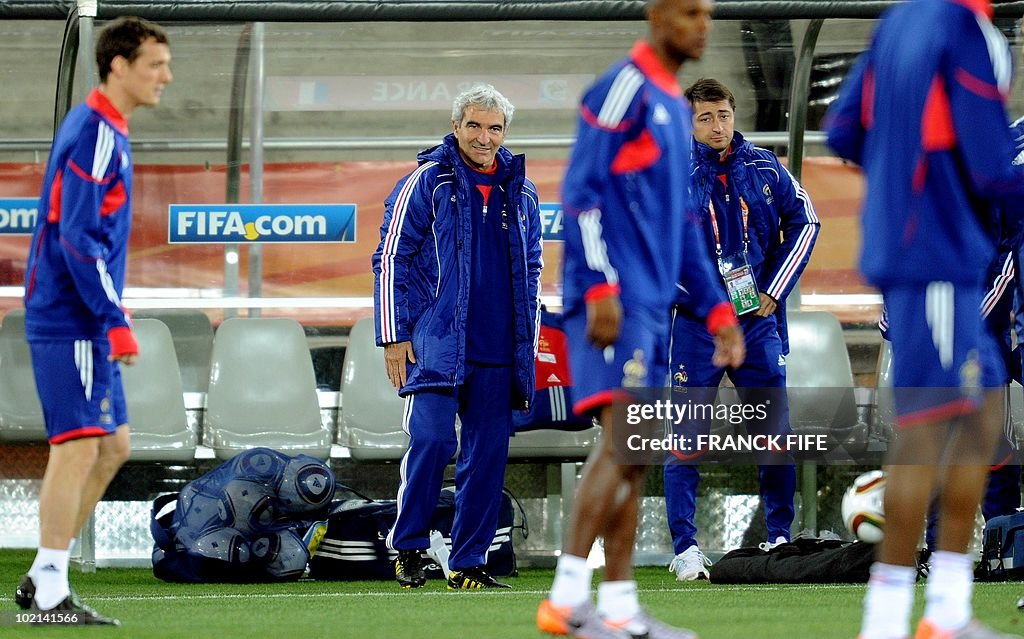 France's coach Raymond Domenech (2nd L)