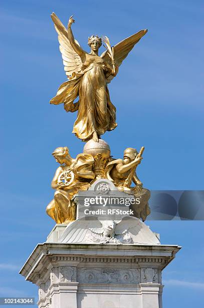 ニケ（勝利の女神の像からバッキンガム宮殿） - ローマの女神 ストックフォトと画像