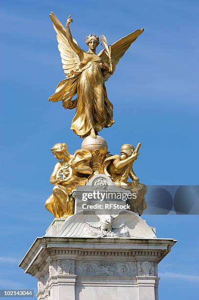 nike (goddess of victory) statue outside buckingham palace - roman goddess 個照片及圖片檔