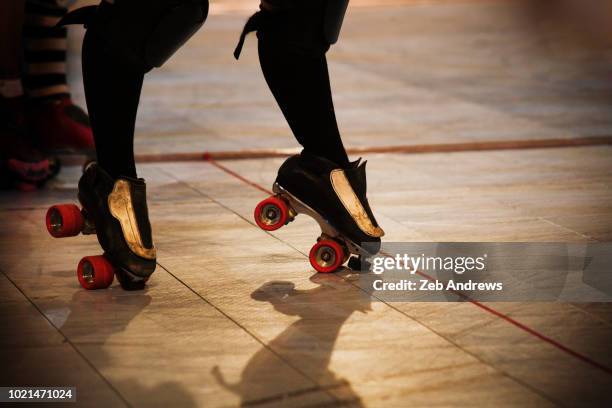 the legs of a roller derby skater waiting to start racing - roller derby stock pictures, royalty-free photos & images