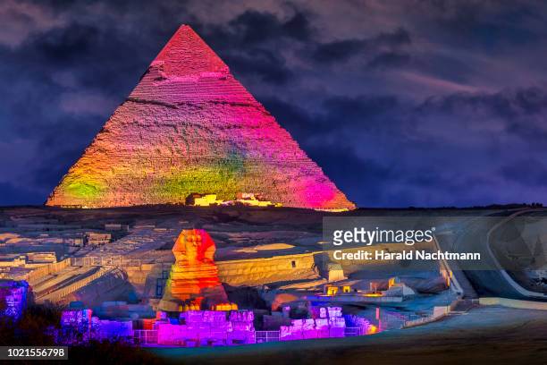 view of the great sphinx, pyramid of khafre at night, cairo, giza, egypt - egyptian pyramids stock pictures, royalty-free photos & images