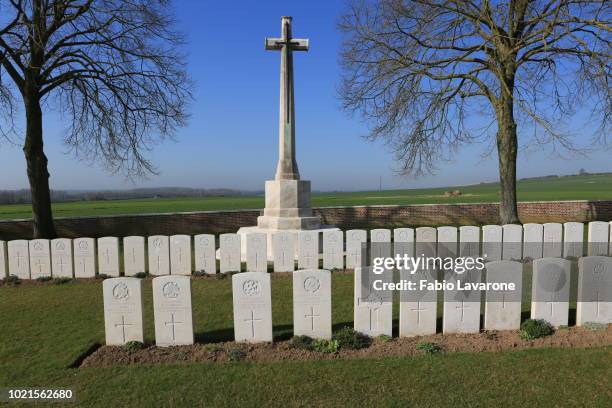 cross of sacrifice - ww1 stock pictures, royalty-free photos & images