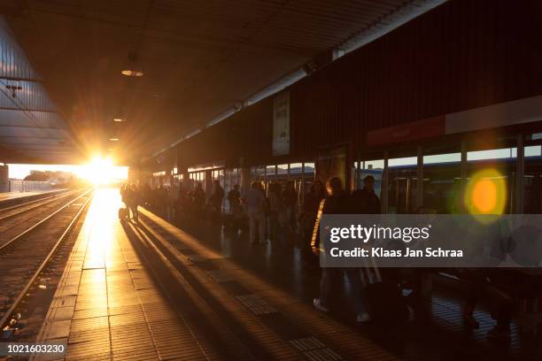 toeristen wachten trein in parijs - wachten imagens e fotografias de stock