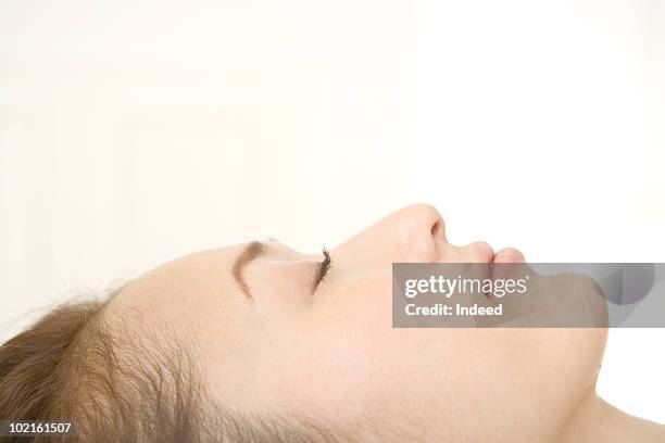 mature woman lying, portrait - femme visage beauté profil fond blanc photos et images de collection