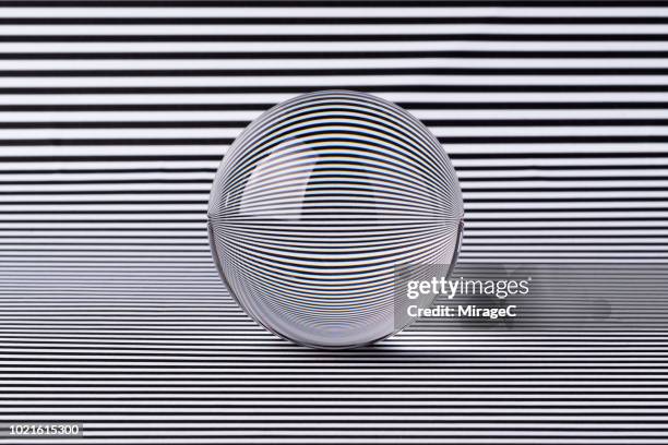 crystal ball illusion - illusie stockfoto's en -beelden