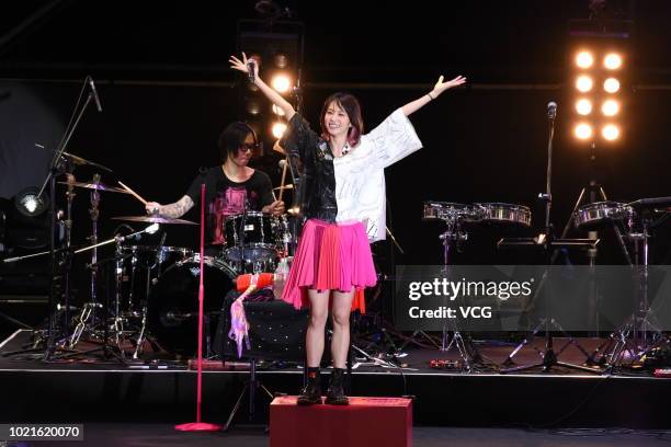 Lisa Roddy Singer Lisa Singer Photos Photos and Premium High Res Pictures - Getty Images