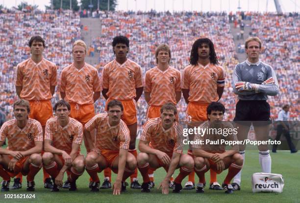 The Netherlands team line up for a group photo before the UEFA Euro 88 Final between the Soviet Union and the Netherlands at the Olympiastadion on...