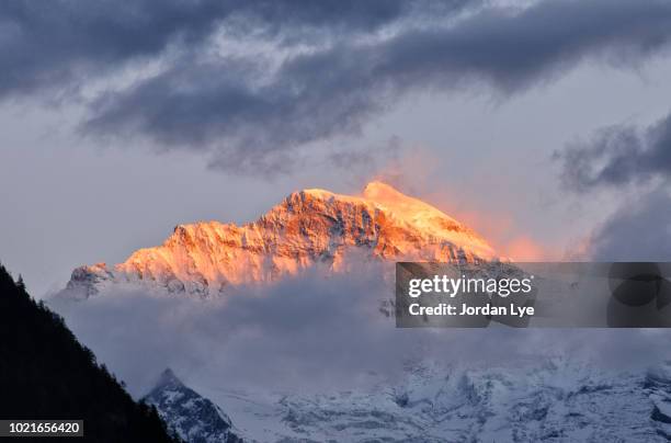 dramatic alpenglow - interlaken switzerland stock pictures, royalty-free photos & images