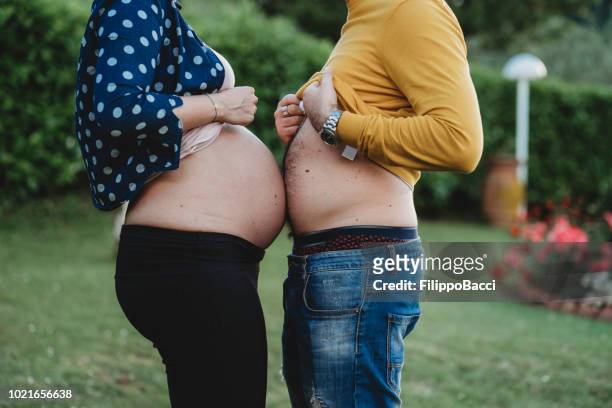 pareja adulto joven en amor bromas juntos - baby touching belly fotografías e imágenes de stock