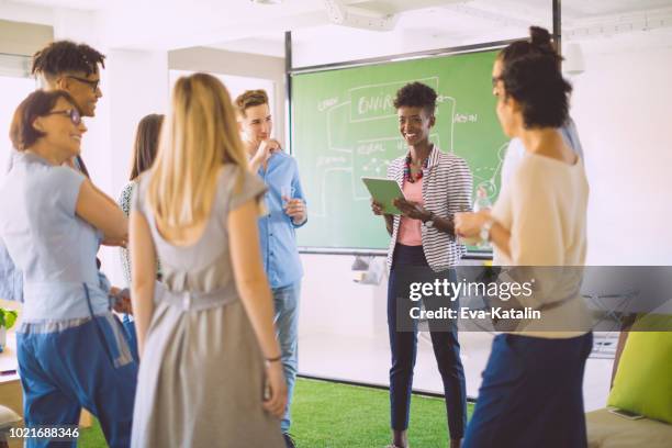 agile teamleden kort over de bijeenkomst van de dagelijkse - agile business stockfoto's en -beelden