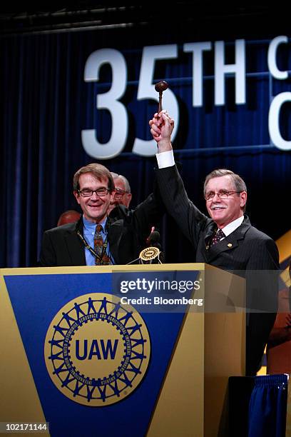 Ron Gettelfinger, outgoing United Auto Workers union president, right, passes the gavel to his successor, Bob King, during the UAW 35th...