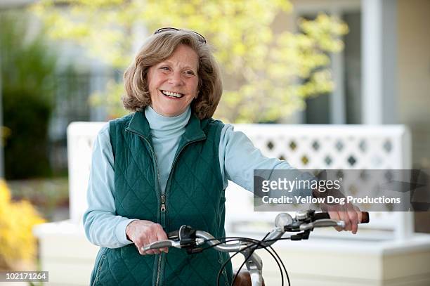 senior woman smiling with bicycle - manchester vermont fotografías e imágenes de stock