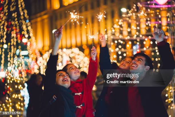 feliz familia disfrutando de navidad - fiesta al aire libre fotografías e imágenes de stock