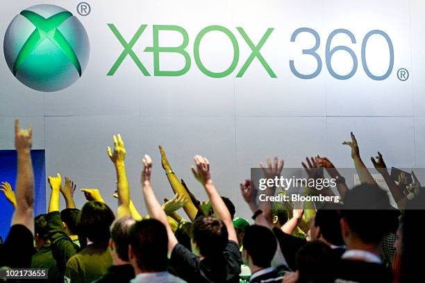 Attendees call out for a free Microsoft Corp. Xbox 360 t-shirt during the Electronic Entertainment Expo in Los Angeles, California, U.S., on...