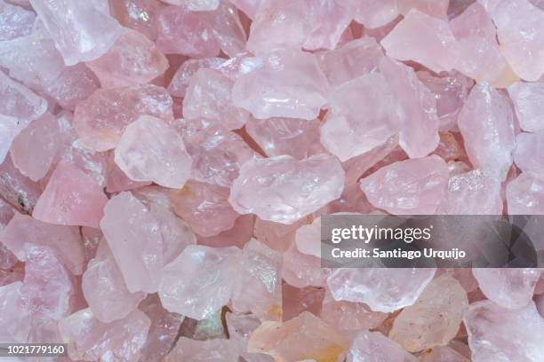 close-up of rose quartz crystals - quartz stockfoto's en -beelden