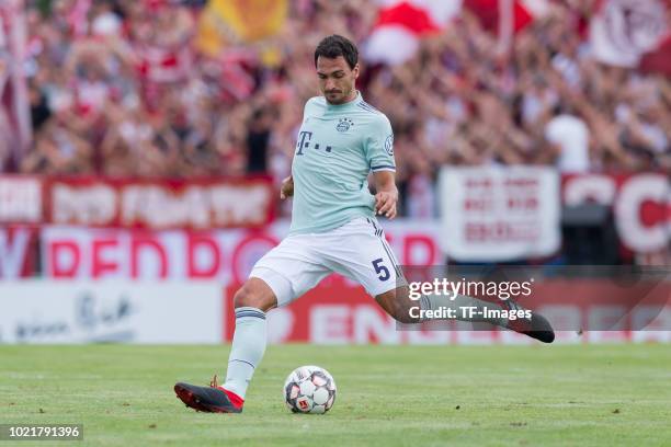 Mats Hummels of Bayern Muenchen controls the ball during the DFB Cup first round match between SV Drochtersen-Assel and Bayern Muenchen at Kehdinger...