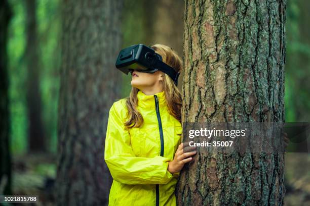 meisje met een vr bril nieuwe mogelijkheden verkennen - vr goggles business stockfoto's en -beelden