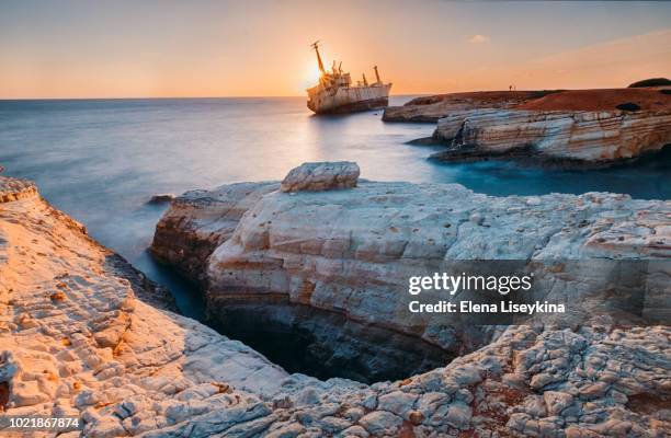 abandoned ship edro iii near cyprus beach. - cyprus stockfoto's en -beelden