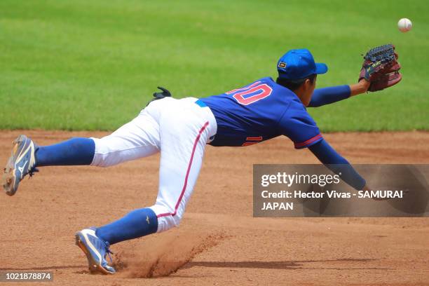 Tzu-En Tung of Chinese Taipei tries to catch a ball in the 2nd inning during the Bronze Medal match of WSBC U-15 World Cup Super Round between Japan...