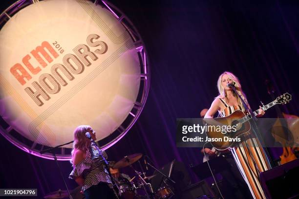 Lauren Alaina and Deana Carter perform onstage during the 12th Annual ACM Honors at Ryman Auditorium on August 22, 2018 in Nashville, Tennessee.